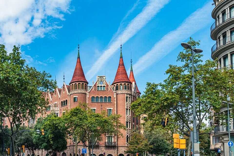 Barcelona's Architecture Tour: A Guide to Art Nouveau and Gaudi with Context