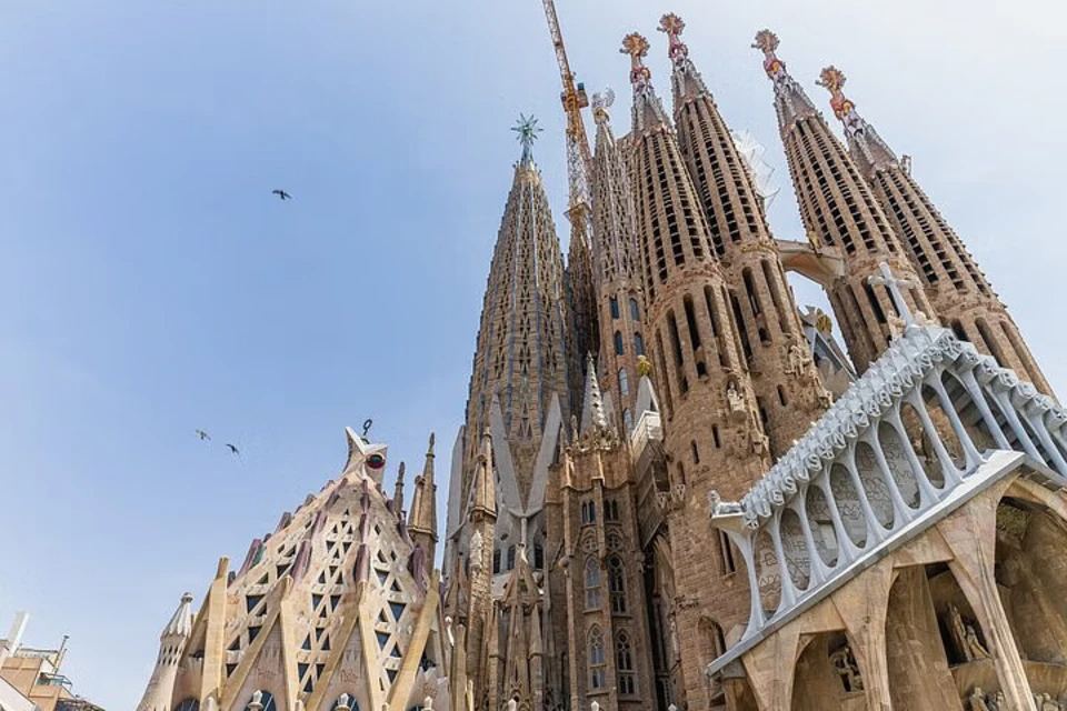 Barcelona's Architecture Tour: A Guide to Art Nouveau and Gaudi with Context