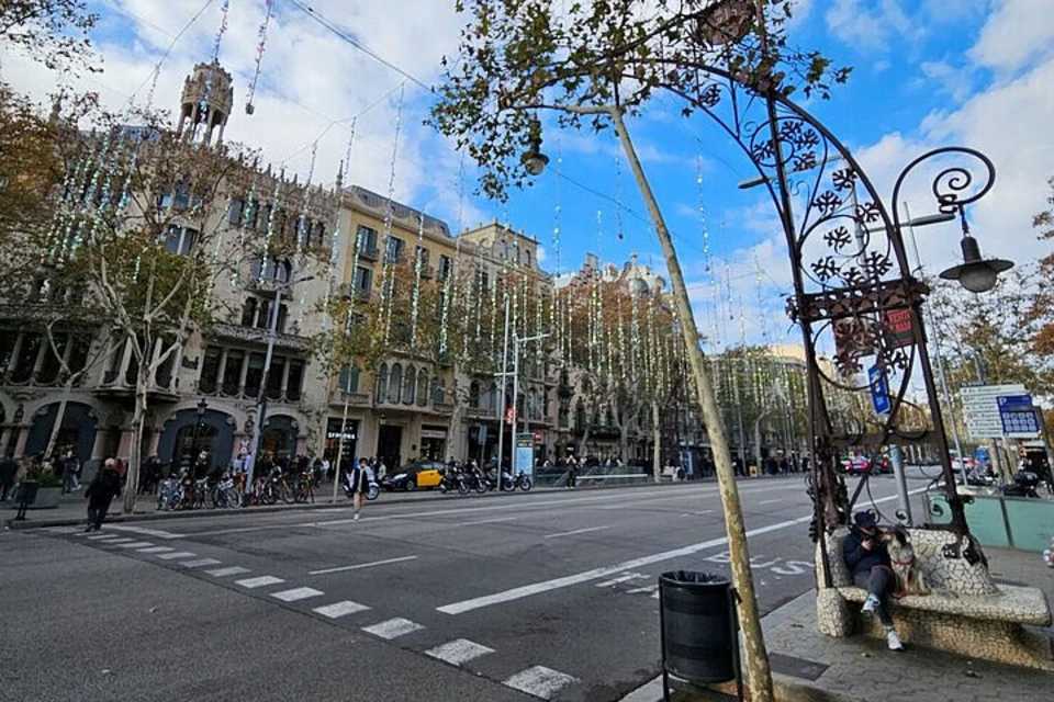Barcelona's Architecture Tour: A Guide to Art Nouveau and Gaudi with Context
