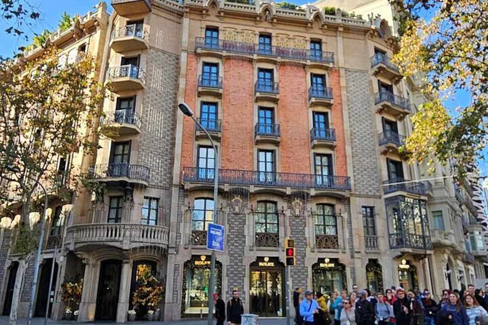 Barcelona's Architecture Tour: A Guide to Art Nouveau and Gaudi with Context