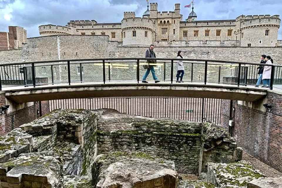 Londinium's Footprint: Roman Wall Walk Tour