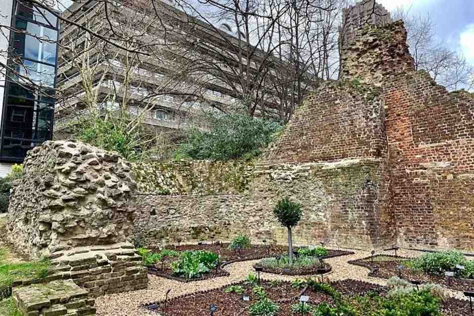 Londinium's Footprint: Roman Wall Walk Tour