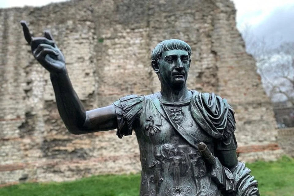 Londinium's Footprint: Roman Wall Walk Tour