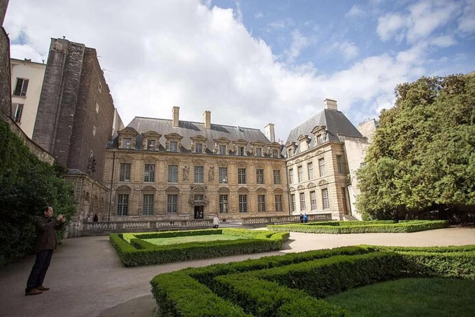 Le Marais: The Paris Neighborhood Tour