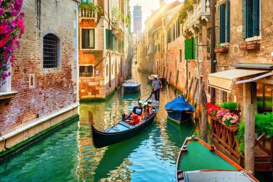 Venice Walking Tour with Gondola Ride