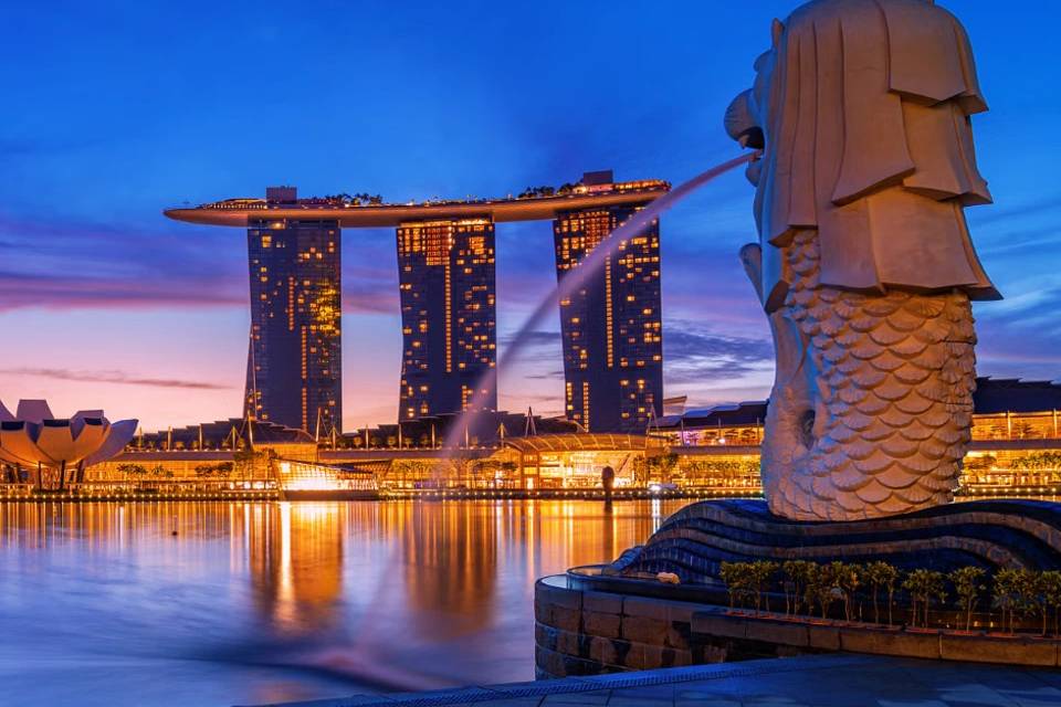 Marina Bay Night Walk : Spectra, Garden Rhapsody, Satay by the Bay