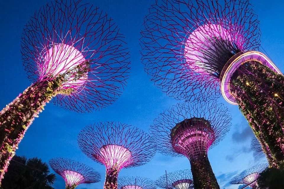 Walking Tour to Singapore's Bay Wonders and Heritage Tales