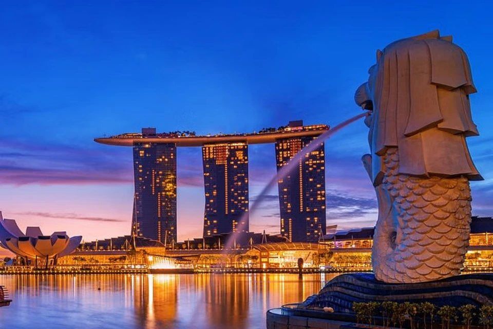 Walking Tour to Singapore's Bay Wonders and Heritage Tales