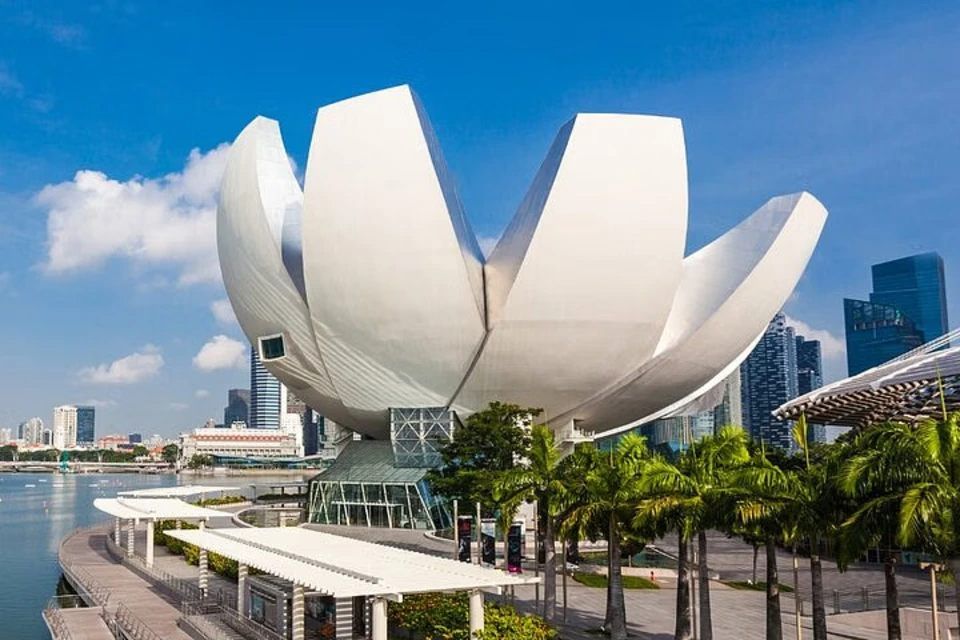 Walking Tour to Singapore's Bay Wonders and Heritage Tales