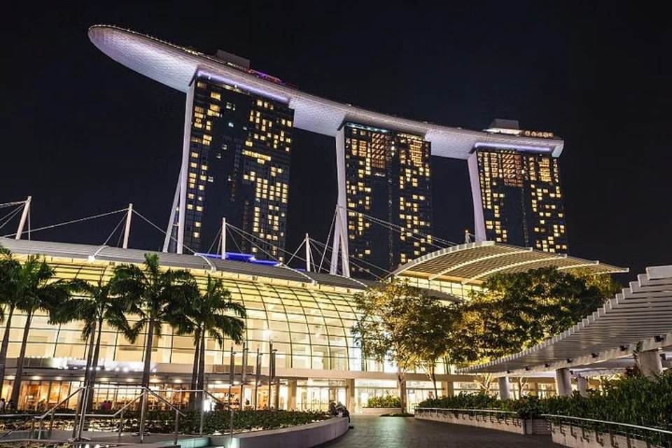 Walking Tour to Singapore's Bay Wonders and Heritage Tales