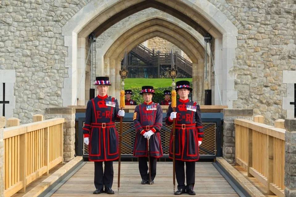 Crown Jewels of London Tour with River Cruise