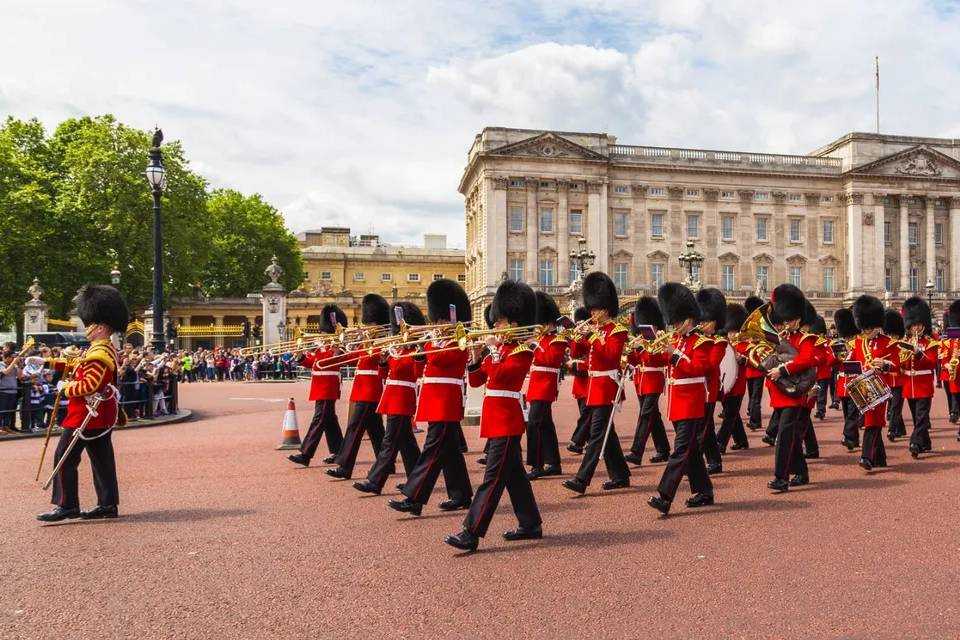 London In One Day Tour with River Cruise