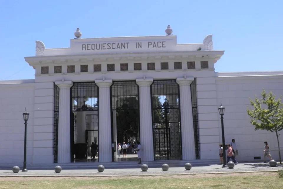 Walking Tour of the Recoleta Neighborhood in Buenos Aires