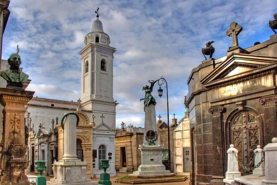 Walking Tour of the Recoleta Neighborhood in Buenos Aires