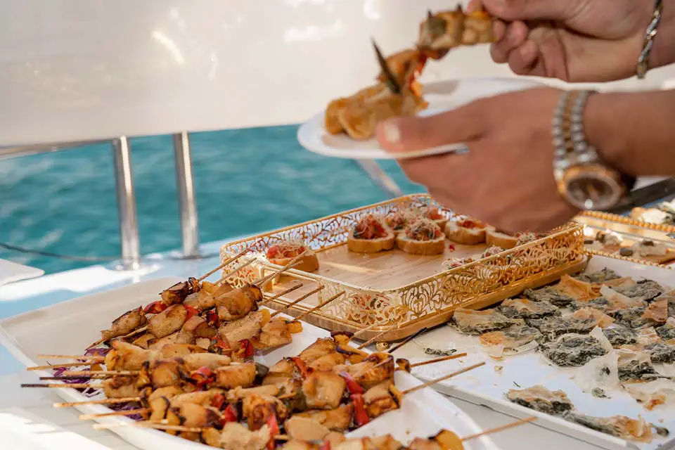 Dubai Yacht Midday Tour