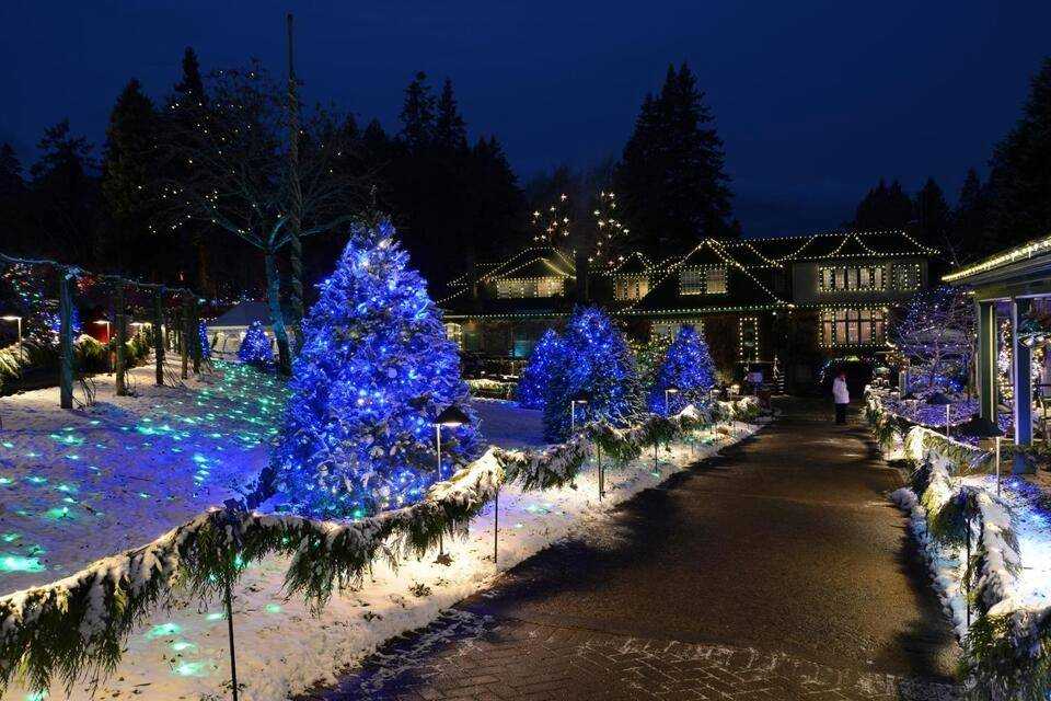 Victoria Village with Butchart Gardens Christmas Tour