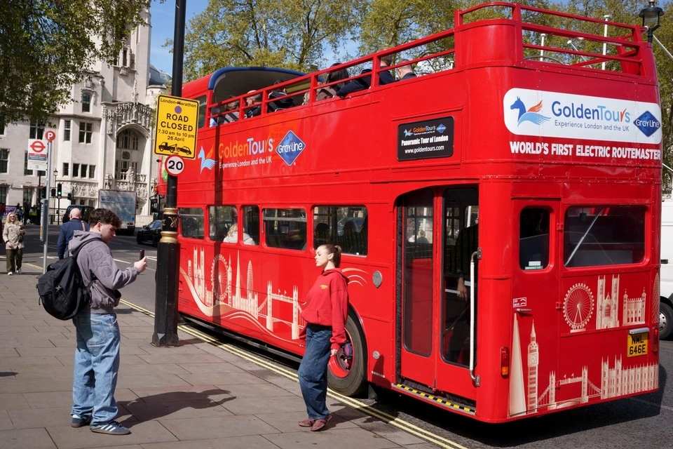 Golden Tours: London Electric Routemaster Bus Tour with Live Guide