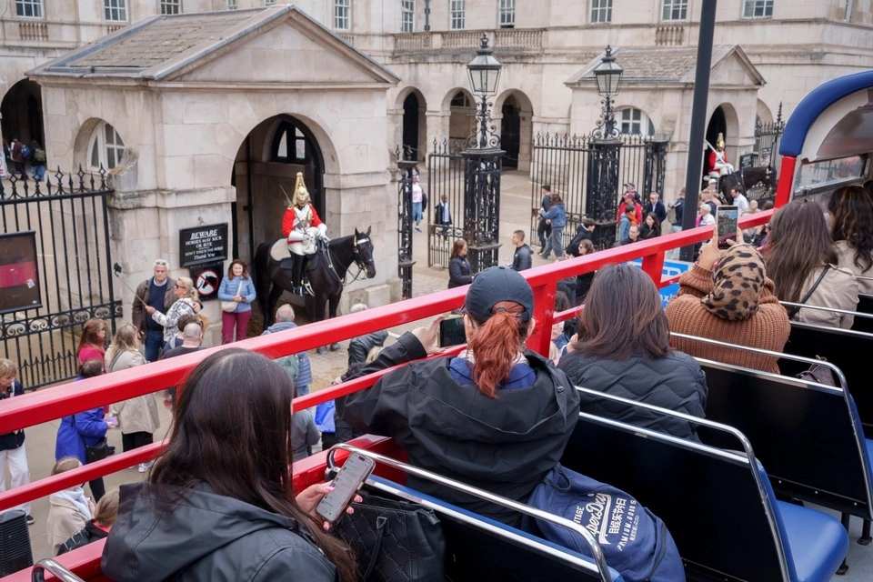 Golden Tours: London Electric Routemaster Bus Tour with Live Guide