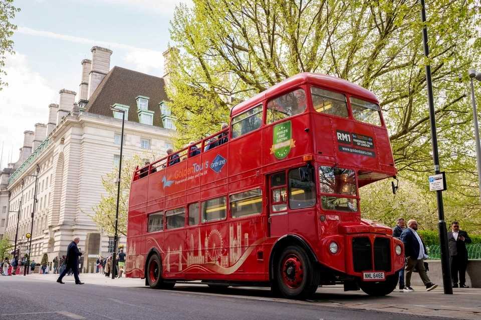 Golden Tours: London Electric Routemaster Bus Tour with Live Guide