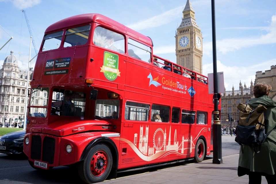 Golden Tours: London Electric Routemaster Bus Tour with Live Guide