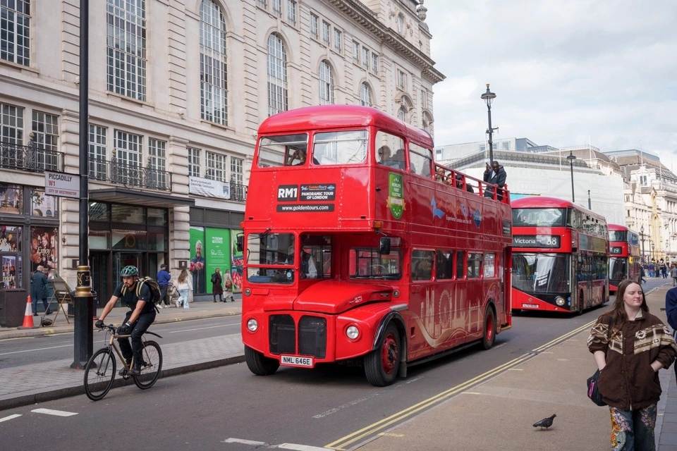 Golden Tours: London Electric Routemaster Bus Tour with Live Guide