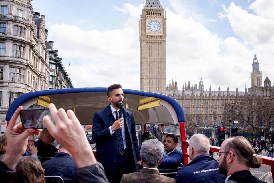 Golden Tours: London Electric Routemaster Bus Tour with Live Guide