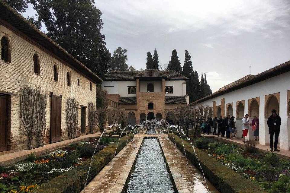 Guided Visit to Alhambra and Generalife with Optional Granada City Tour
