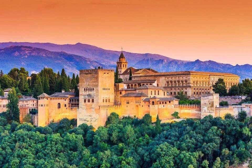 Guided Visit to Alhambra and Generalife with Optional Granada City Tour