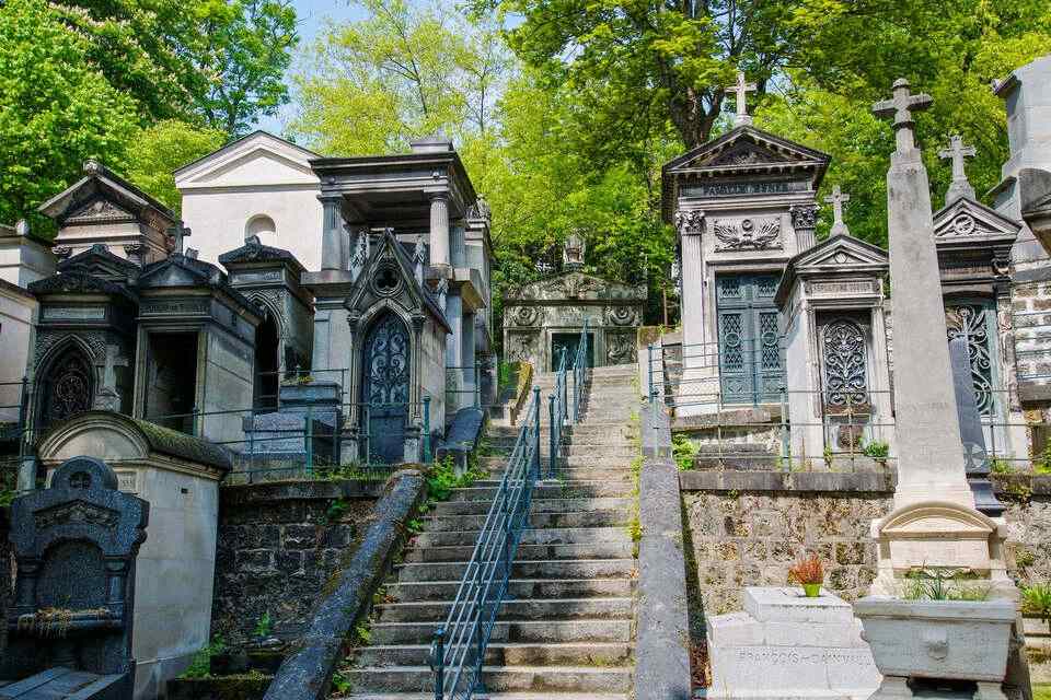 Pere-Lachaise Cemetery Tour with Audio Guide App