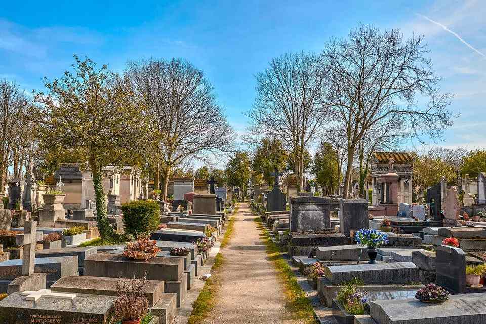 Pere-Lachaise Cemetery Tour with Audio Guide App