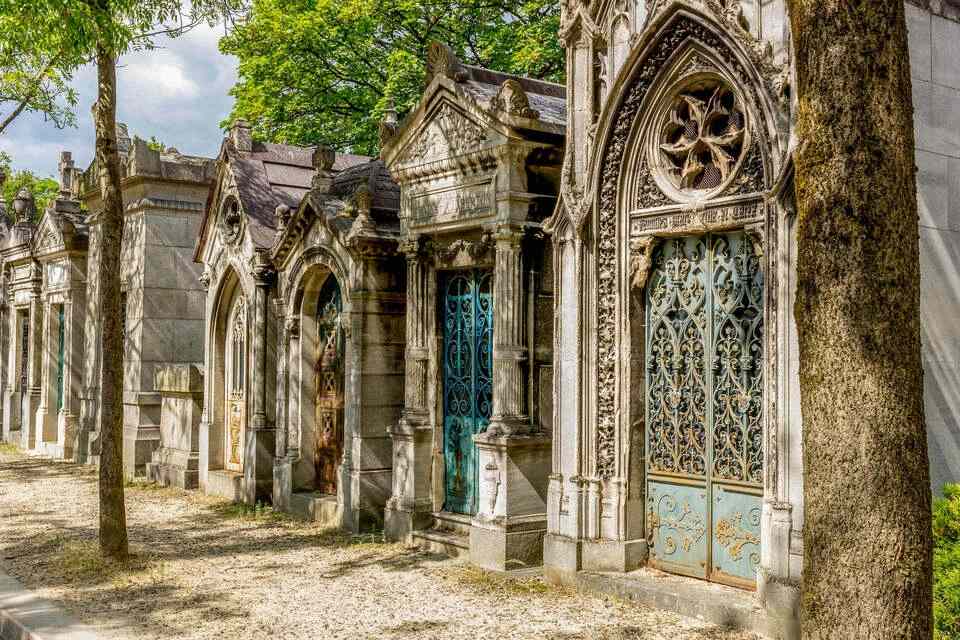 Pere-Lachaise Cemetery Tour with Audio Guide App