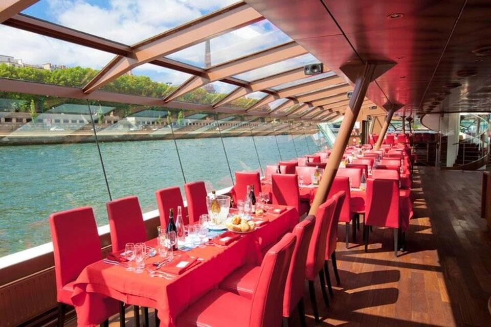 Festive Early Dinner Cruise Paris Seine with Live Music
