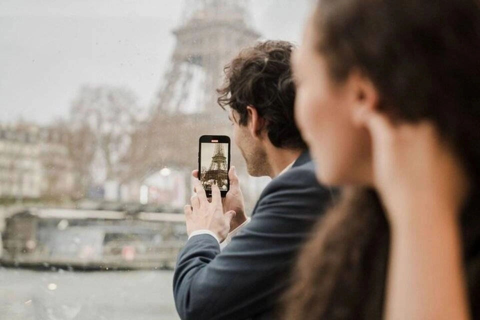 Festive Evening Dinner Cruise Paris Seine with Live Music