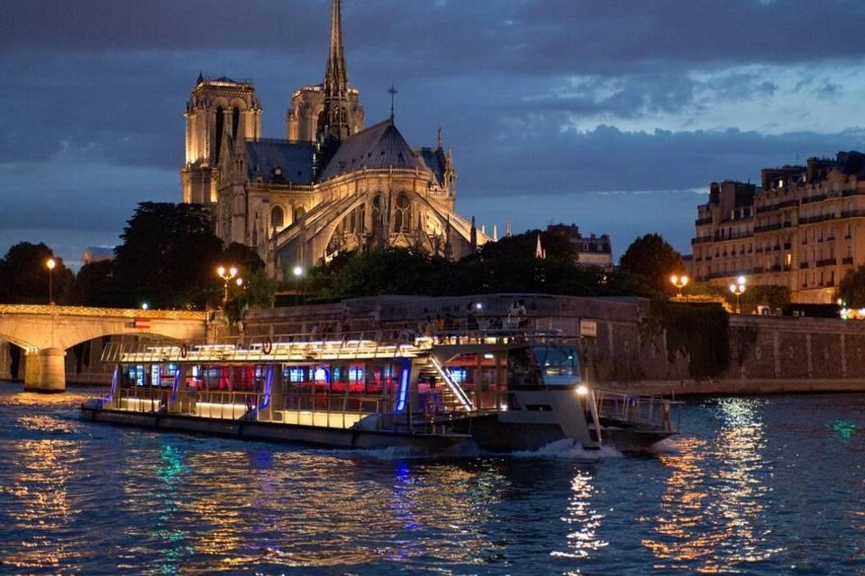 Paris Night Tour with River Cruise Boat Ticket and Moulin Rouge 11PM Show & A Glass of Champagne