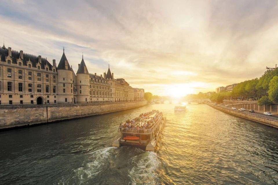 Paris Night Tour with River Cruise Boat Ticket and Moulin Rouge 11PM Show & A Glass of Champagne