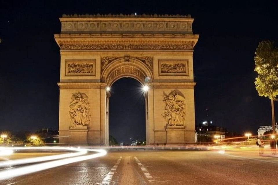 Paris Night Tour with River Cruise Boat Ticket and Moulin Rouge 11PM Show & A Glass of Champagne