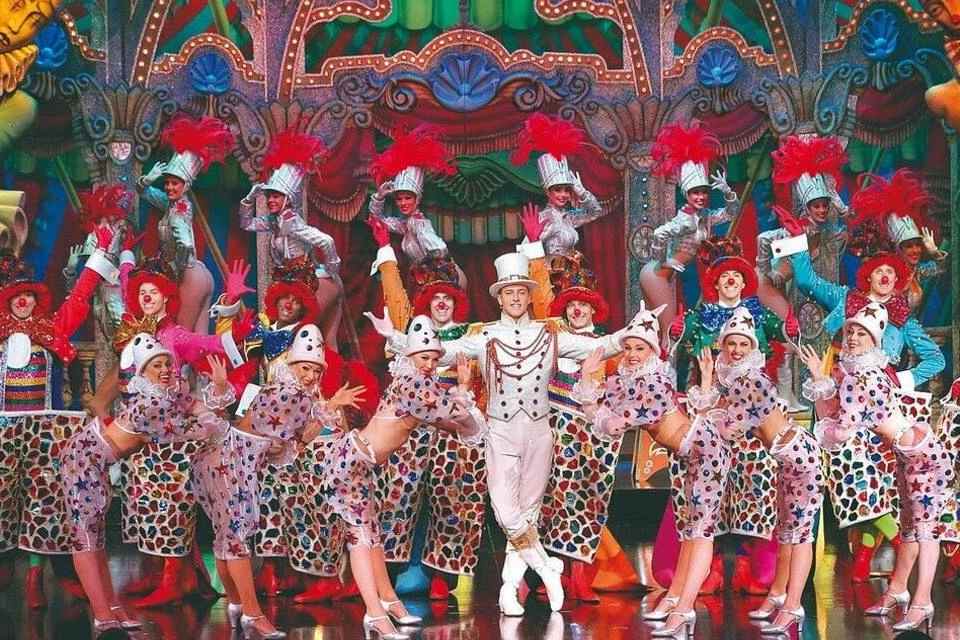 Paris Night Tour with River Cruise Boat Ticket and Moulin Rouge 11PM Show & A Glass of Champagne