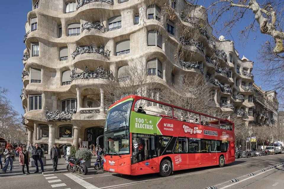 Barcelona City Tour: Hop-On, Hop-Off with F.C. Barcelona Museum Ticket