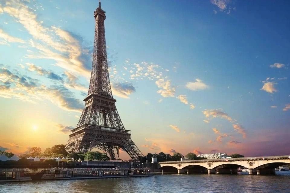 Day Trip to Paris and Self-Guided Walking Tour from Amsterdam