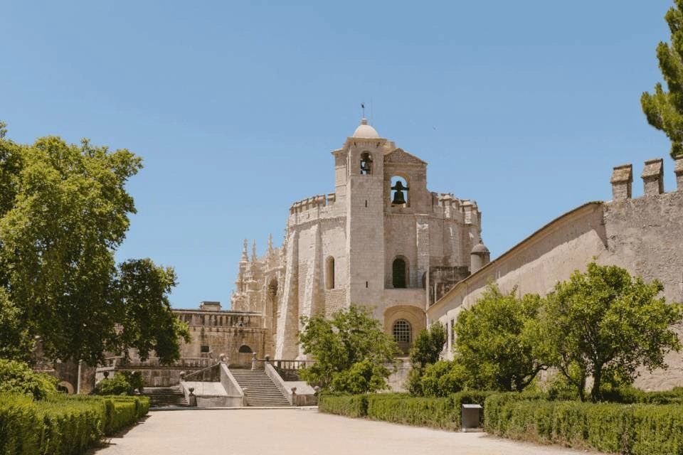 Knights Templar Full-Day Tour: Tomar and Almourol Castle