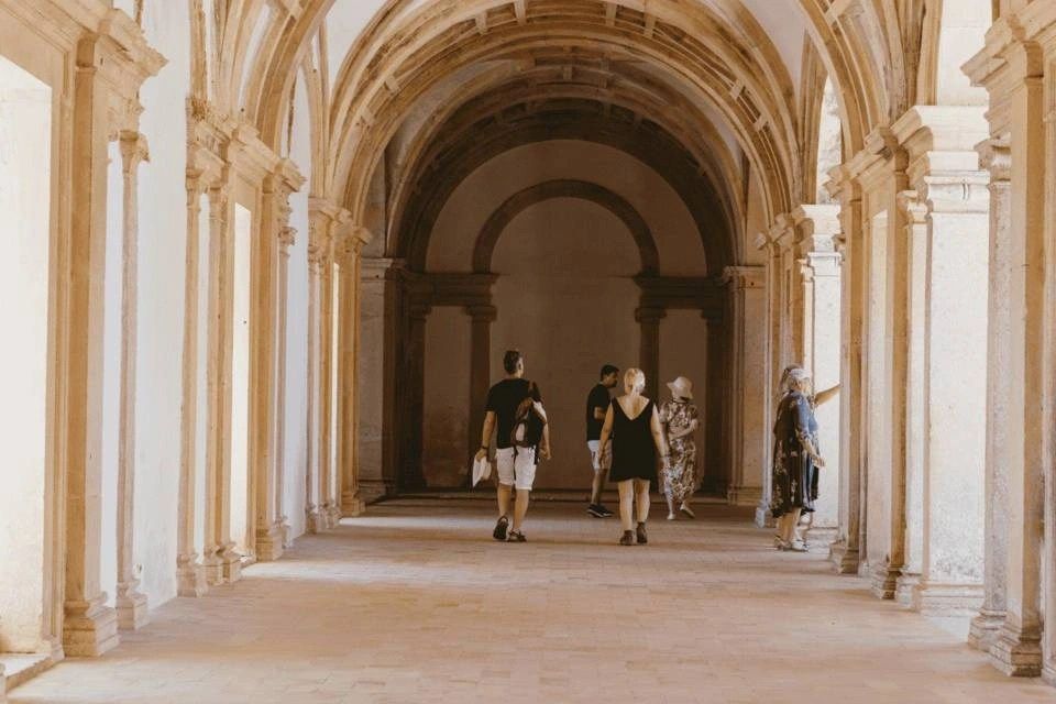 Knights Templar Full-Day Tour: Tomar and Almourol Castle