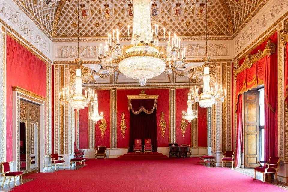 Golden Tours: Buckingham Palace Entrance and Open-Top Bus Tour