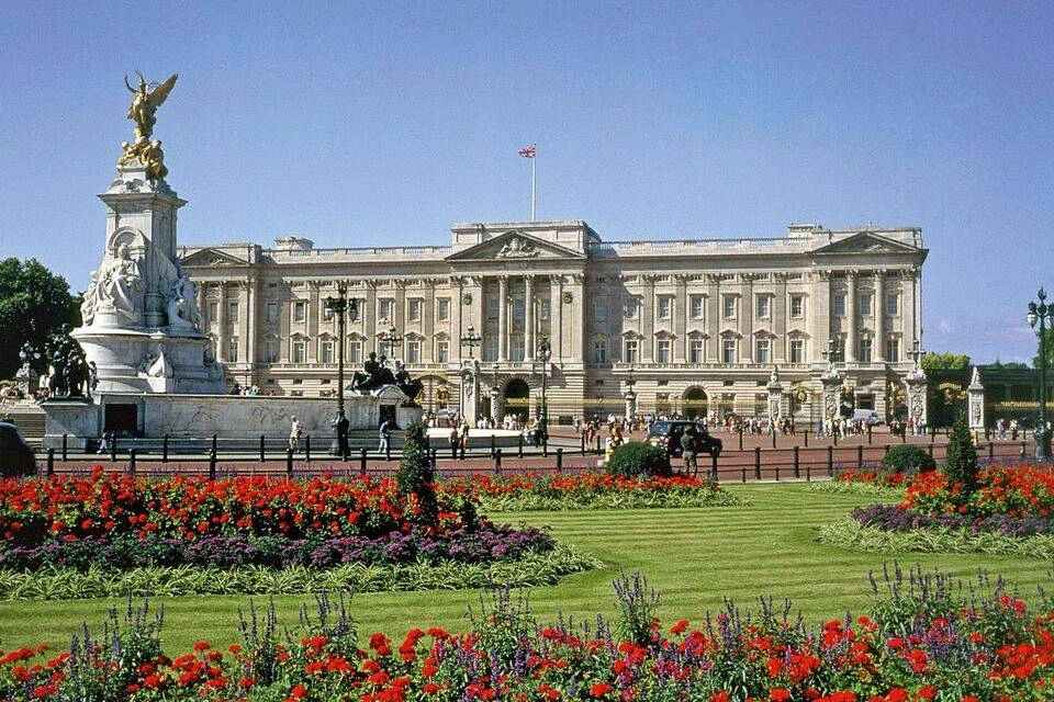 Golden Tours: Buckingham Palace Entrance and Open-Top Bus Tour