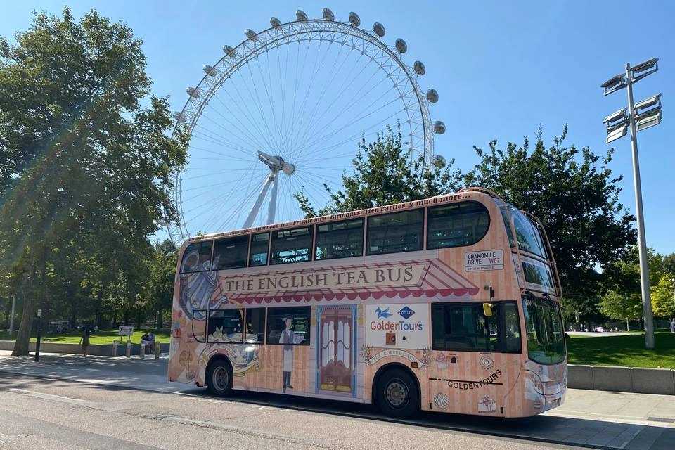 Buckingham Palace Entry and Afternoon Tea on The English Bus or at Wellington Hotel