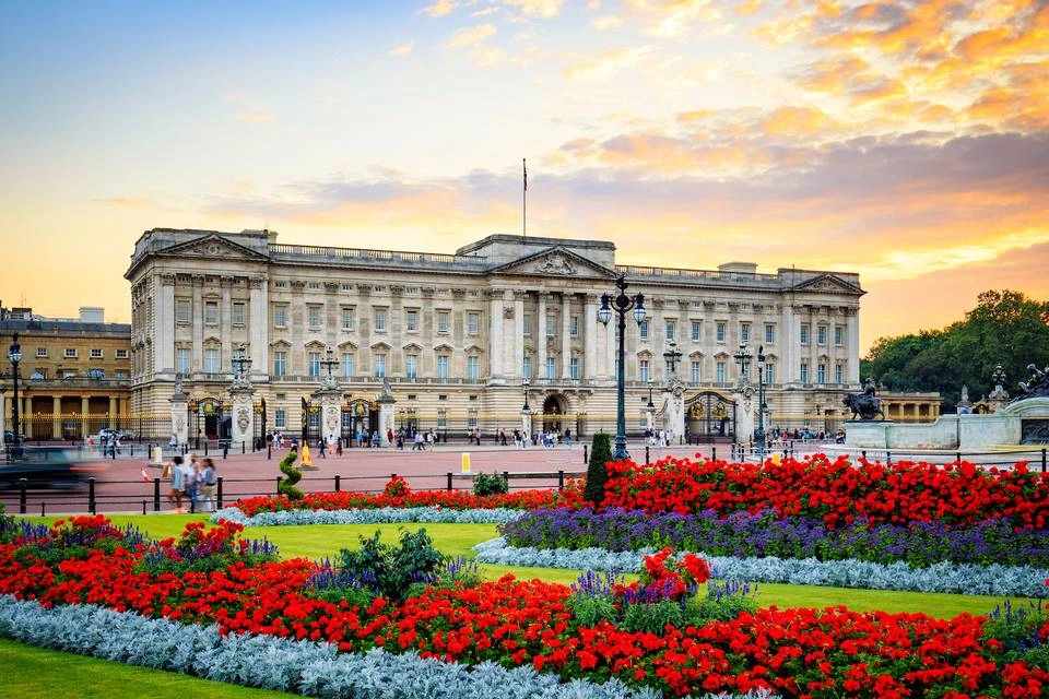 Buckingham Palace Entry and Afternoon Tea on The English Bus or at Wellington Hotel