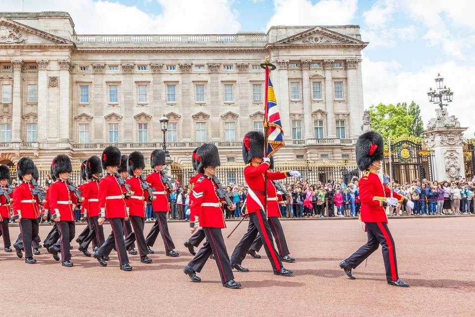 Buckingham Palace Entry and Afternoon Tea on The English Bus or at Wellington Hotel