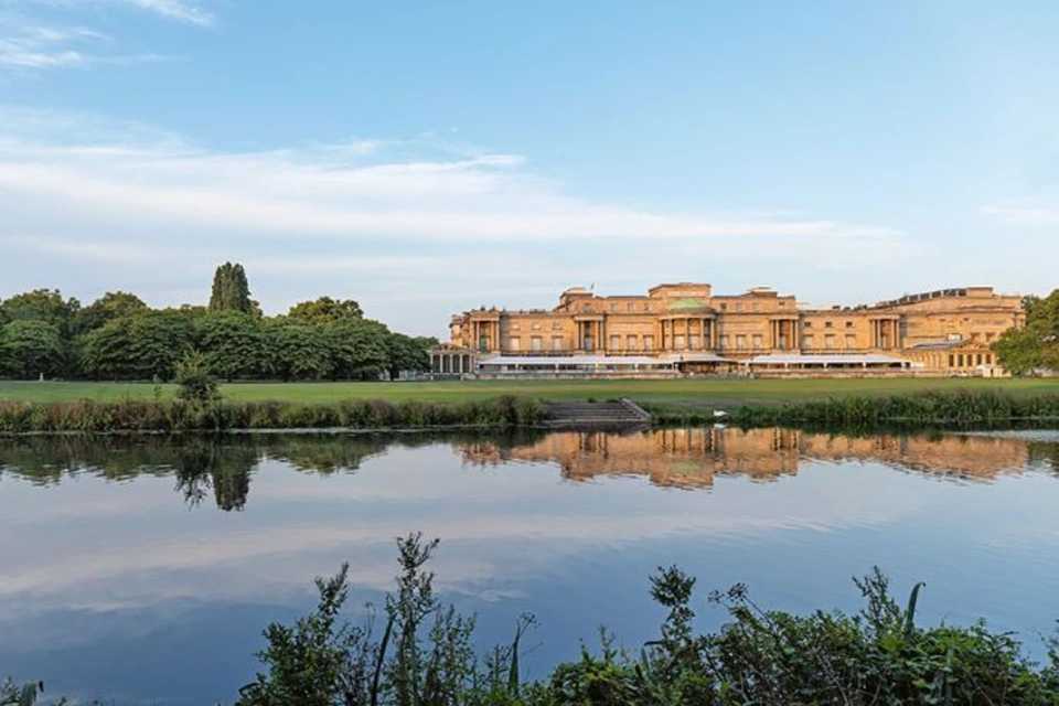 Buckingham Palace Entry and Afternoon Tea on The English Bus or at Browns Victoria