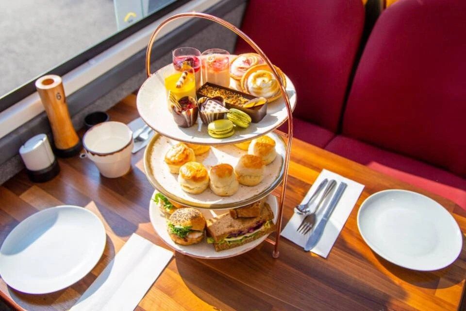 Buckingham Palace Entry and Afternoon Tea on The English Bus or at Wellington Hotel