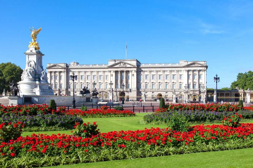 Buckingham Palace Entry and Afternoon Tea on The English Bus or at Browns Victoria