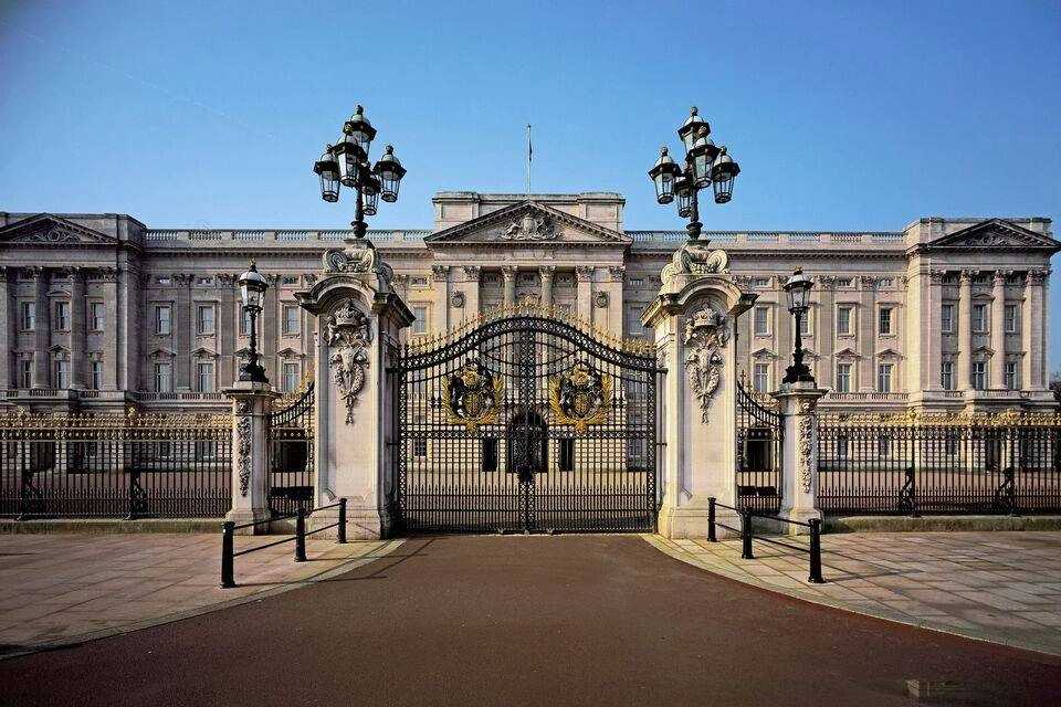 Buckingham Palace Entrance with Royal London Walking Tour